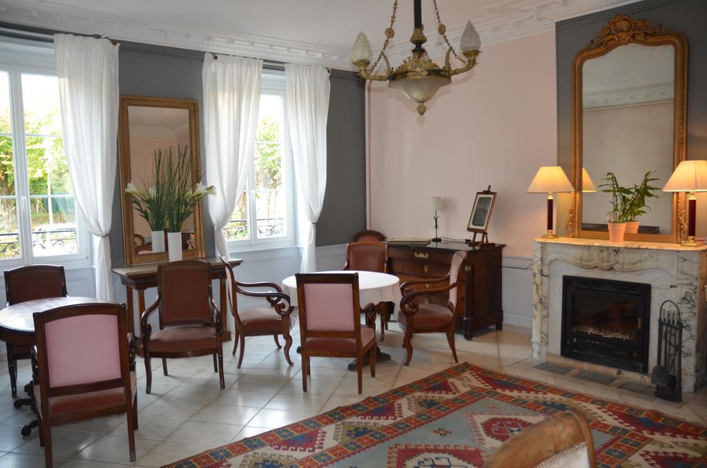 בורבון-לה-בה Hotel Et Studios D'Orfeuil מראה חיצוני תמונה